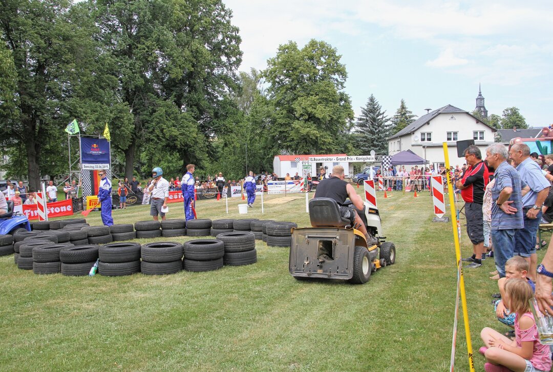 Vereine laden zum Feiern auf Sportplatz in Königshain ein - Der Rasen-Traktor Grand-Prix lockt immer viele Festbesucher an. Foto: Andrea Funke/Archiv