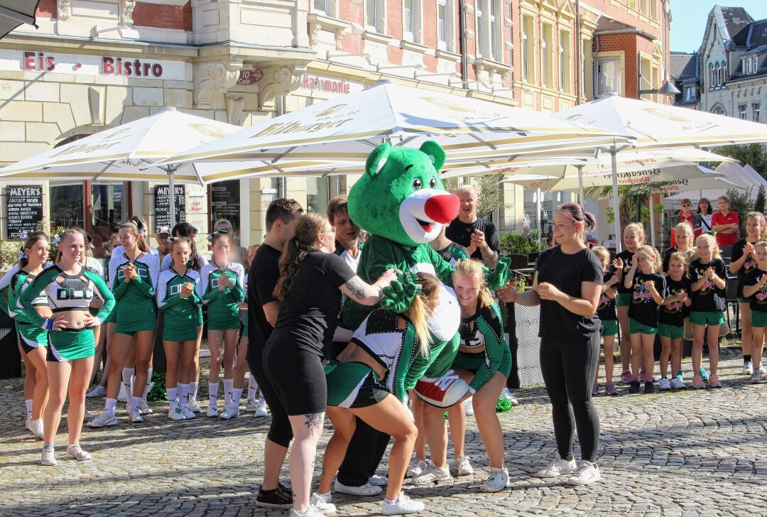 Vereinsmeile, Oldtimertreff und mehr: Große Party in Limbach-Oberfrohna am Samstag - Beim Innenstadtfest kann man gemeinsam mit Maskottchen Limbo Programmhöhepunkte wie die "Dancing Leaves Cheerleader" erleben. Foto: Annett Büchner/Archiv