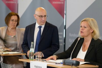 Verfassungsschutzpräsident Haldenwang ist raus - Sinan Selen und Silke Willems - hier bei einem Besuch von Bundesinnenministerin Nancy Faeser (SPD) beim Bundesamt für Verfassungsschutz im Sommer - sind Vizepräsidenten des Inlandsgeheimdienstes. Sie sollen die Behörde nun übergangsweise gemeinsam leiten. (Archivbild)