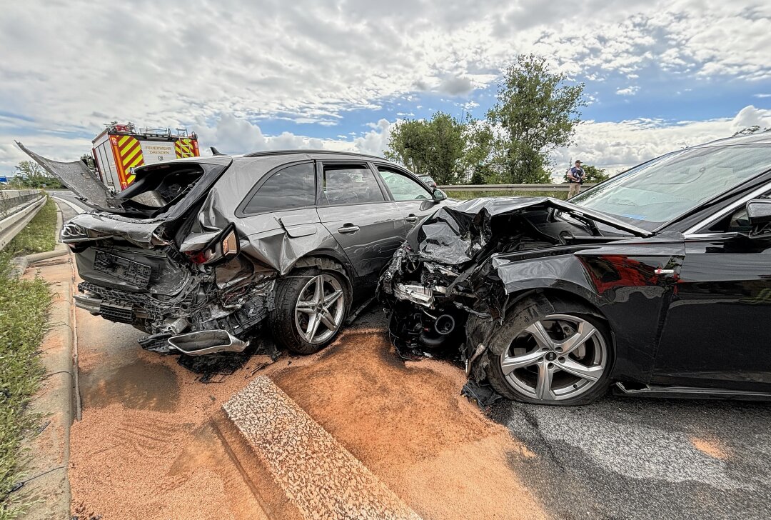 Verfolgungsjagd auf der A4 endet in schwerem Unfall: Kilometerlanger Stau - Am Donnerstagmorgen kam es auf der A4 zu einer Verfolgungsjagd, welche in einem schweren Unfall mündete. Foto: Roland Halkasch