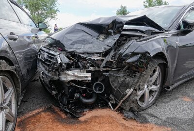 Verfolgungsjagd auf der A4 endet in schwerem Unfall: Kilometerlanger Stau - Am Donnerstagmorgen kam es auf der A4 zu einer Verfolgungsjagd, welche in einem schweren Unfall mündete. Foto: Roland Halkasch