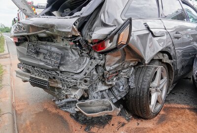 Verfolgungsjagd auf der A4 endet in schwerem Unfall: Kilometerlanger Stau - Am Donnerstagmorgen kam es auf der A4 zu einer Verfolgungsjagd, welche in einem schweren Unfall mündete. Foto: Roland Halkasch