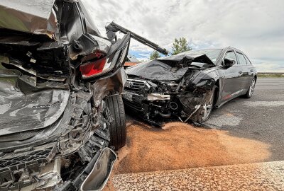 Verfolgungsjagd auf der A4 endet in schwerem Unfall: Kilometerlanger Stau - Am Donnerstagmorgen kam es auf der A4 zu einer Verfolgungsjagd, welche in einem schweren Unfall mündete. Foto: Roland Halkasch