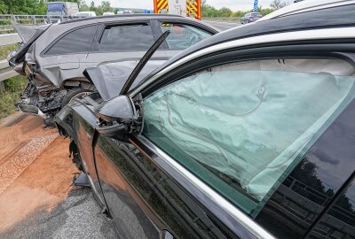 Verfolgungsjagd auf der A4 endet in schwerem Unfall: Kilometerlanger Stau - Am Donnerstagmorgen kam es auf der A4 zu einer Verfolgungsjagd, welche in einem schweren Unfall mündete. Foto: Roland Halkasch