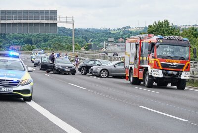 Verfolgungsjagd auf der A4 endet in schwerem Unfall: Kilometerlanger Stau - Am Donnerstagmorgen kam es auf der A4 zu einer Verfolgungsjagd, welche in einem schweren Unfall mündete. Foto: Roland Halkasch