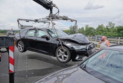 Verfolgungsjagd auf der A4 endet in schwerem Unfall: Kilometerlanger Stau - Am Donnerstagmorgen kam es auf der A4 zu einer Verfolgungsjagd, welche in einem schweren Unfall mündete. Foto: Roland Halkasch