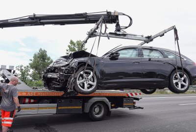 Verfolgungsjagd auf der A4 endet in schwerem Unfall: Kilometerlanger Stau - Am Donnerstagmorgen kam es auf der A4 zu einer Verfolgungsjagd, welche in einem schweren Unfall mündete. Foto: Roland Halkasch