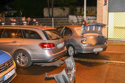 Ein 44-jähriger Fahrer flüchtet nach mehreren Kollisionen in Leipzig, während die Polizei ihn verfolgt. Foto: EHL Media