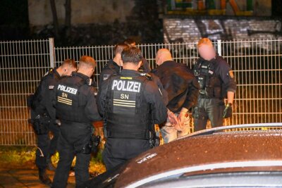 insatzkräfte der Polizei stellen den 44-jährigen Fahrer nach einer riskanten Verfolgungsfahrt, bei der er mehrere Fahrzeuge beschädigte. Foto: EHL Media