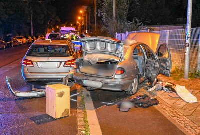 Verfolgungsjagd endet in mehreren Unfällen und Festnahme - Einsatzkräfte der Polizei stellen den 44-jährigen Fahrer nach einer riskanten Verfolgungsfahrt, bei der er mehrere Fahrzeuge beschädigte. Foto: EHL Media