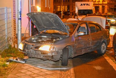 Verfolgungsjagd endet in mehreren Unfällen und Festnahme - Auf der Wurzner Straße überfuhr der Fahrer eine Verkehrsinsel und kollidierte mit einem Schildermast, bevor er gestoppt werden konnte. Foto: EHL Media