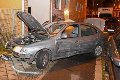 Nach mehreren Zusammenstößen kam der Fahrer schließlich auf einem Gehweg zum Stehen und wurde von der Polizei gestellt. Foto: EHL Media