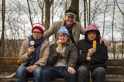 Vergessen Sie Helene Fischer: Diese Kindermusik nervt garantiert nicht! - Die schlechte Laune täuscht: Richard Oehmann (vorne Mitte) und seine Band Café Unterzucker sorgen live und auf ihren Alben für beste Stimmung.