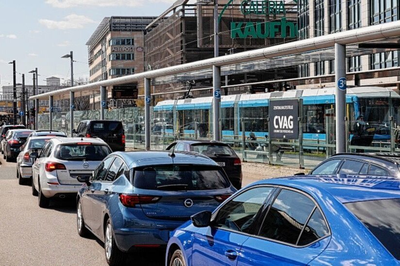 Verkehrsbehinderungen rund ums Kosmos-Festival: Erste Straßen bereits ab Freitagfrüh dicht - Durch die Straßensperrungen kann es zu Staubildungen auf anderen Routen kommen. Symbolbild: Harry Härtel/Archiv