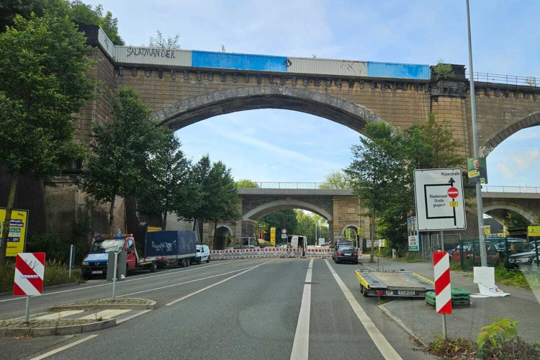 Verkehrschaos in Chemnitz: Gesperrte B107 und Bauarbeiten auf Umleitungsstrecken - Grund für die Sperrung ist ein Wasserschaden, der die Straße stark beschädigt hat. Diese Sperrrung hat zur Folge, dass es zu Umleitungen und Staus kommt.