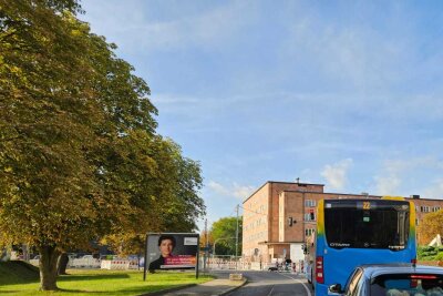 Verkehrschaos in Chemnitz: Gesperrte B107 und Bauarbeiten auf Umleitungsstrecken - Auf der Umleitungsstrecke ist an der Kreuzung Nordstraße/ Müllerstraße aufgrund einer Baustelle erneut mit Verzögerung zu rechnen.