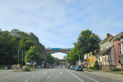 Verkehrschaos in Chemnitz: Gesperrte B107 und Bauarbeiten auf Umleitungsstrecken - Die Blankenauer Straße (B107), eine wichtige Hauptverkehrsstraße, die ins Zentrum von Chemnitz führt, ist seit gestern zwischen dem Glösaer Weg und der Emilienstraße gesperrt.