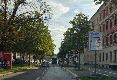 Verkehrschaos in Chemnitz: Gesperrte B107 und Bauarbeiten auf Umleitungsstrecken - Auch die Georgstraße in der Innenstadt ist aufgrund von Bauarbeiten nur in eine Richtung befahrbar.