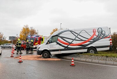 Verkehrsunfall auf B95: Fahrer verliert Kontrolle im Kreisverkehr - Aus möglichen gesundheitlichen Gründen verlor der Fahrer eines Kleintransporters die Gewalt über sein Fahrzeug. Foto: Harry Härtel