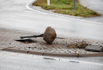 Verkehrsunfall auf B95: Fahrer verliert Kontrolle im Kreisverkehr - Aus möglichen gesundheitlichen Gründen verlor der Fahrer eines Kleintransporters die Gewalt über sein Fahrzeug. Foto: Harry Härtel