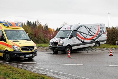 Verkehrsunfall auf B95: Fahrer verliert Kontrolle im Kreisverkehr - Aus möglichen gesundheitlichen Gründen verlor der Fahrer eines Kleintransporters die Gewalt über sein Fahrzeug. Foto: Harry Härtel