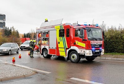 Verkehrsunfall auf B95: Fahrer verliert Kontrolle im Kreisverkehr - Aus möglichen gesundheitlichen Gründen verlor der Fahrer eines Kleintransporters die Gewalt über sein Fahrzeug. Foto: Harry Härtel