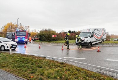 Verkehrsunfall auf B95: Fahrer verliert Kontrolle im Kreisverkehr - Aus möglichen gesundheitlichen Gründen verlor der Fahrer eines Kleintransporters die Gewalt über sein Fahrzeug. Foto: Harry Härtel