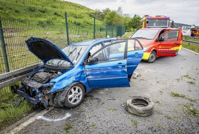 Verkehrsunfall auf Bundesstraße in Sachsen: Toyota fliegt durch die Luft - Außergewöhnlicher Verkehrsunfall auf der B172a in Pirna. Foto: Marko Förster