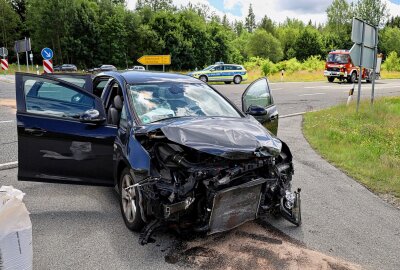 Verkehrsunfall auf der B169: Mehrere Verletzte darunter ein Kleinkind - Am Donnerstagmittag kam es auf der B169 zu einem schweren Unfall, bei dem mehrere Personen verletzt wurden. Foto: Niko Mutschmann