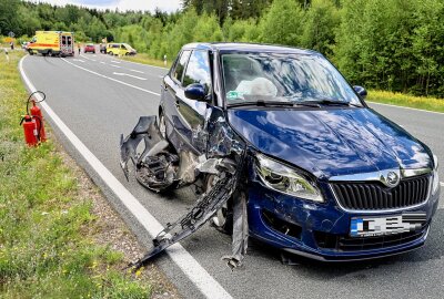 Verkehrsunfall auf der B169: Mehrere Verletzte darunter ein Kleinkind - Am Donnerstagmittag kam es auf der B169 zu einem schweren Unfall, bei dem mehrere Personen verletzt wurden. Foto: Niko Mutschmann