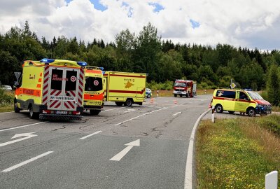 Verkehrsunfall auf der B169: Mehrere Verletzte darunter ein Kleinkind - Am Donnerstagmittag kam es auf der B169 zu einem schweren Unfall, bei dem mehrere Personen verletzt wurden. Foto: Niko Mutschmann