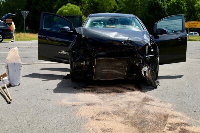 Am Donnerstagmittag kam es auf der B169 zu einem schweren Unfall, bei dem mehrere Personen verletzt wurden. Foto: Niko Mutschmann