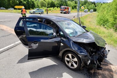 Am Donnerstagmittag kam es auf der B169 zu einem schweren Unfall, bei dem mehrere Personen verletzt wurden. Foto: Niko Mutschmann