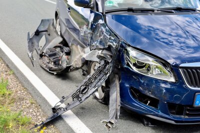 Am Donnerstagmittag kam es auf der B169 zu einem schweren Unfall, bei dem mehrere Personen verletzt wurden. Foto: Niko Mutschmann