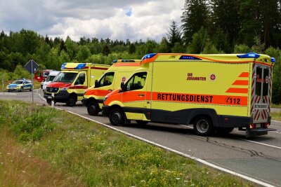 Am Donnerstagmittag kam es auf der B169 zu einem schweren Unfall, bei dem mehrere Personen verletzt wurden. Foto: Niko Mutschmann