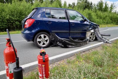 Am Donnerstagmittag kam es auf der B169 zu einem schweren Unfall, bei dem mehrere Personen verletzt wurden. Foto: Niko Mutschmann