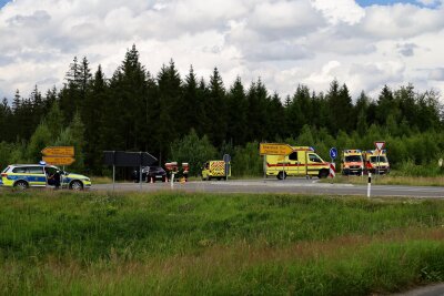 Am Donnerstagmittag kam es auf der B169 zu einem schweren Unfall, bei dem mehrere Personen verletzt wurden. Foto: Niko Mutschmann