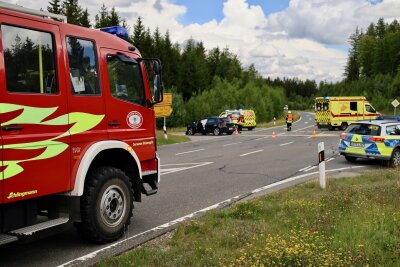 Am Donnerstagmittag kam es auf der B169 zu einem schweren Unfall, bei dem mehrere Personen verletzt wurden. Foto: Niko Mutschmann