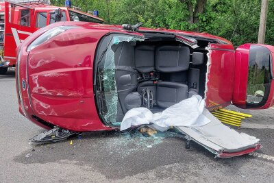 Verkehrsunfall auf der B173: Fahrerin kollidiert mit LKW und wird schwer verletzt - Zu einem schweren Verkehrsunfall kam es am Montagmittag gegen 11 Uhr auf der B173 von Freiberg Richtung Dresden. Foto: Marcel Schlenkrich