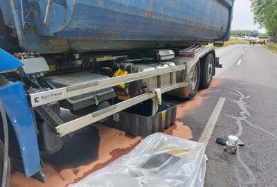 Verkehrsunfall auf der B173: Fahrerin kollidiert mit LKW und wird schwer verletzt - Die Feuerwehr Freiberg musste die Ford-Fahrerin aus dem Auto befreien. Foto: Marcel Schlenkrich