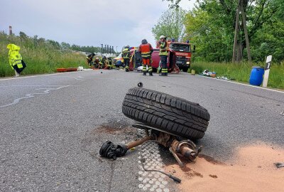 Verkehrsunfall auf der B173: Fahrerin kollidiert mit LKW und wird schwer verletzt -  Der 50-jährige LKW-Fahrer blieb unverletzt. Die Polizei hat die Ermittlungen aufgenommen. Foto: Marcel Schlenkrich