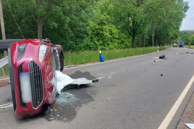 Verkehrsunfall auf der B173: Fahrerin kollidiert mit LKW und wird schwer verletzt - Die Fahrerin wurde schwer verletzt in ein Krankenhaus gebracht. Foto: Marcel Schlenkrich