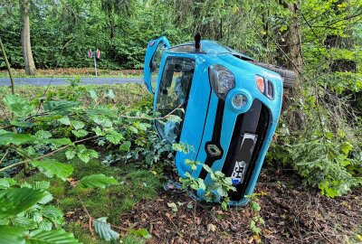 Verkehrsunfall auf der S194: Fahrzeug überschlägt sich - Die Fahrerin musste durch Ersthelfer aus dem Fahrzeug befreit werden. Foto: Marcel Schlenkrich