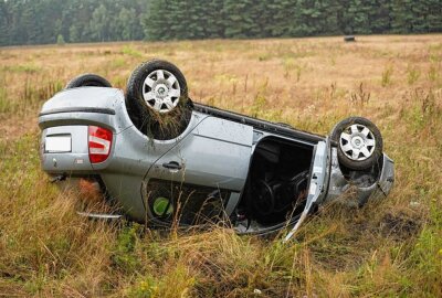 Verkehrsunfall auf S121: PKW überschlägt sich - Am Sonntagmittag war der Rückreiseverkehr des "Brake The Rules"-Festival am Bärwalder See im vollen Gange als sich auf der S121 kurz vor Lieske ein Unfall ereignete. Foto: Lausitznews