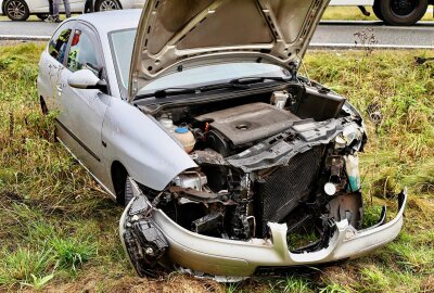 Verkehrsunfall auf S222: Kollision zwischen Dacia und Seat - Am Samstagabend gegen 17 Uhr kam es auf der S222 zwischen Bersbach und Grunhain zu einem Verkehrsunfall. Foto: Niko Mutschmann