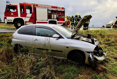 Verkehrsunfall auf S222: Kollision zwischen Dacia und Seat - Ein Dacia war aus bisher unbekannter Ursache mit einemSeat zusammengestoßen. Foto: Nike Mutschmann