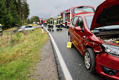 Verkehrsunfall auf S222: Kollision zwischen Dacia und Seat - Dabei musste eine Person ins Krankenhaus gebracht werden. Foto: Niko Mutschmann