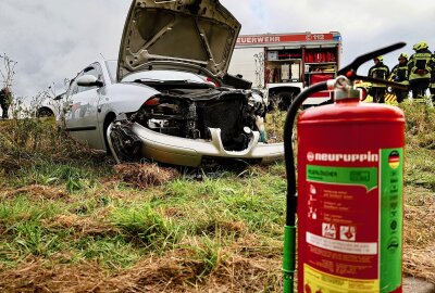 Verkehrsunfall auf S222: Kollision zwischen Dacia und Seat - Die Straße musste eine Stunde voll gesperrt werden. Foto: Niko Mutschmann