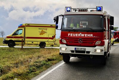 Verkehrsunfall auf S222: Kollision zwischen Dacia und Seat - Die Einsatzkräfte der Feuerwehr sicherten die Unfallstelle, klemmten die Batterien ab und stellten den Brandschutz sicher. Foto: Niko Mutschmann