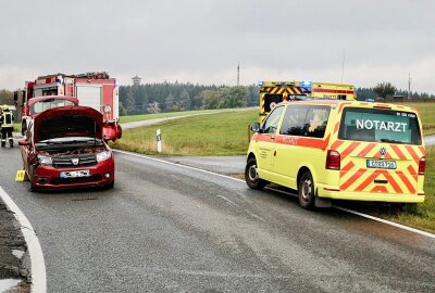 Verkehrsunfall auf S222: Kollision zwischen Dacia und Seat - Ein Dacia war aus bisher unbekannter Ursache mit einemSeat zusammengestoßen. Foto: Nike Mutschmann